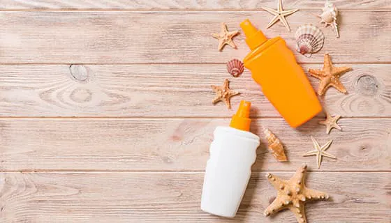 木桌上的防晒霜海星贝壳图片素材(JPG)一