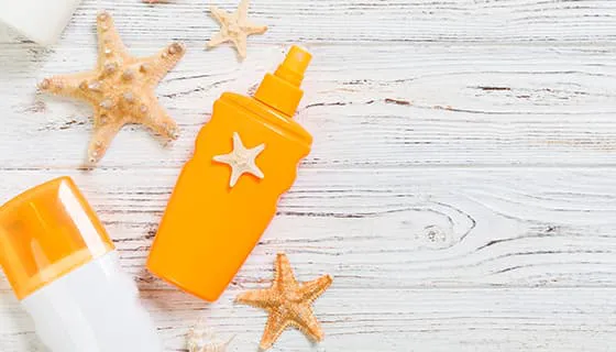 木桌上的防晒霜和海星图片素材(JPG)