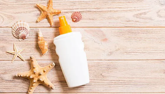 木桌上的防晒霜海星贝壳图片素材(JPG)三