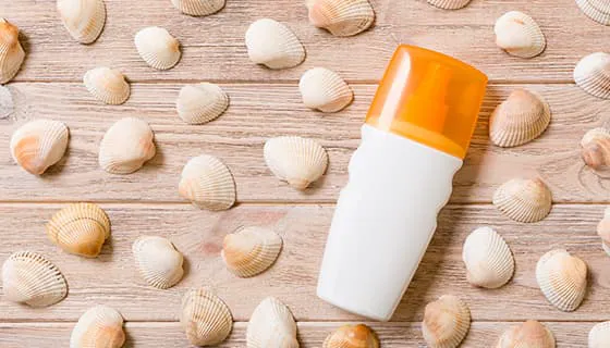 木桌上的防晒霜和贝壳图片素材(JPG)一