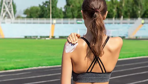 往背上涂防晒霜的女子图片素材(JPG)