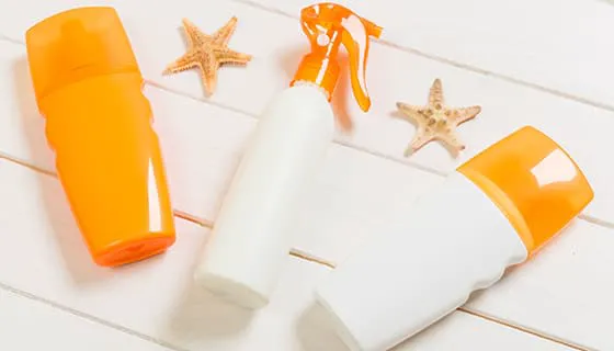 木桌上的防晒霜图片素材(JPG)