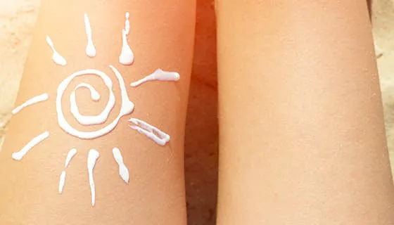 在大腿上用防晒霜画的太阳图片素材(JPG)