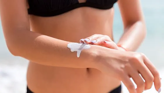 往手上涂防晒霜的女子图片素材(JPG)二