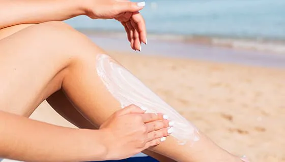 往腿上涂防晒霜图片素材(JPG)