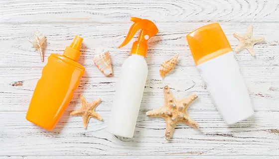 木桌上的防晒霜和贝壳图片素材(JPG)