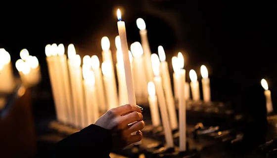 正在放置点燃的蜡烛的女子图片素材(JPG)