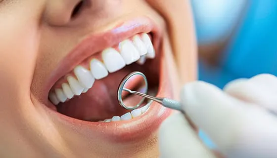 牙医给年轻女士检查牙齿图片素材(JPG)七