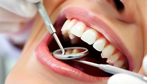 牙医给年轻女士检查牙齿图片素材(JPG)五