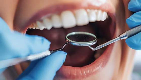 牙医给年轻女士检查牙齿图片素材(JPG)八