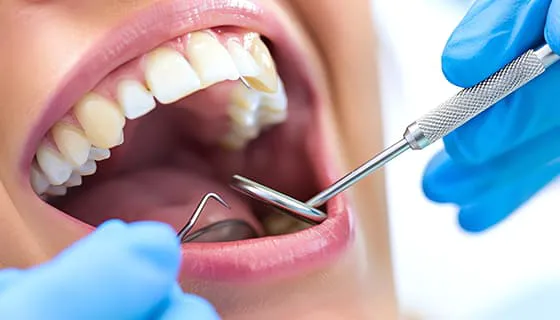 牙医给年轻女士检查牙齿图片素材(JPG)六