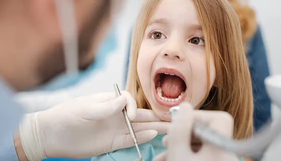 小女孩乖乖的配合牙医检查牙齿图片素材(JPG)二