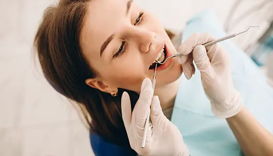 正在接受牙齿治疗的年轻女士图片素材(JPG)