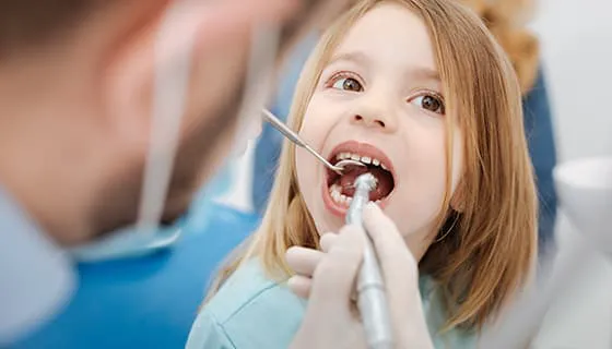 小女孩乖乖的配合牙医检查牙齿图片素材(JPG)