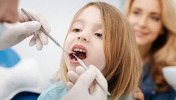 小女孩乖乖的配合牙医检查牙齿图片素材(JPG)一