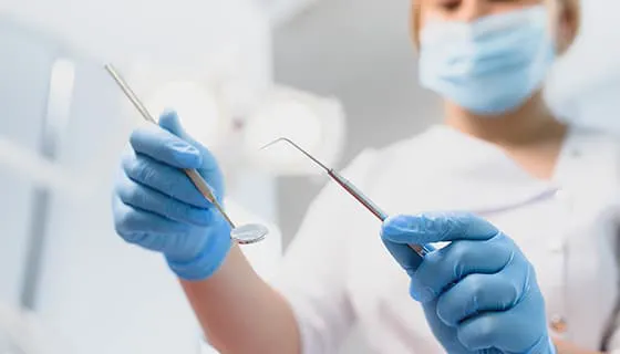 拿着工具准备检查的女牙医图片素材(JPG)