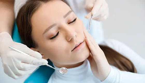 年轻女子在牙医诊所接受治疗图片素材(JPG)