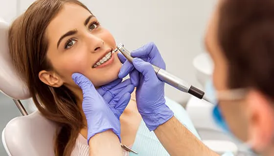 在牙科诊所接受治疗的年轻女子图片素材(JPG)