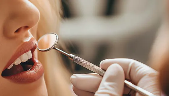 牙医给年轻女士检查牙齿图片素材(JPG)三