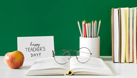 桌子上的书本笔筒和贺卡设计教师节快乐图片素材(JPG)