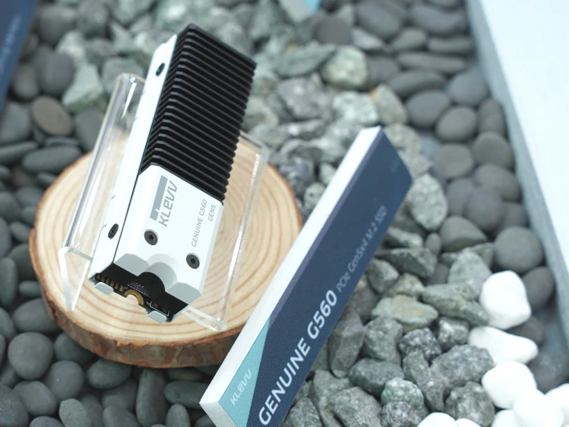 科赋展示多款白色马甲内存以及 PCIe Gen5 固态硬盘 GENUINE G560