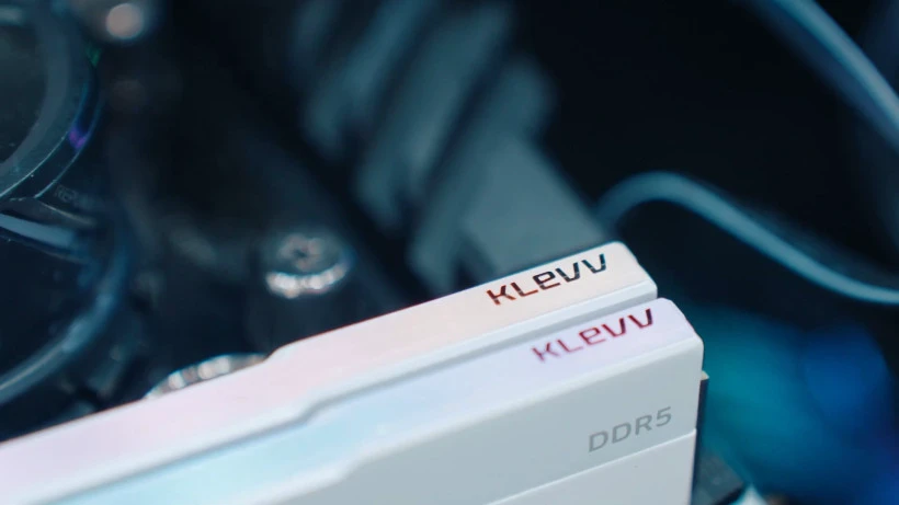 科赋展示多款白色马甲内存以及 PCIe Gen5 固态硬盘 GENUINE G560