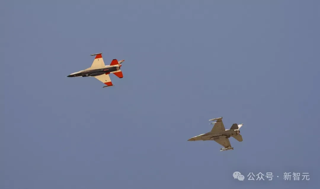 美国空军高调展示首个AI战斗机！部长亲自试驾全程未干预，10万行代码试飞21次