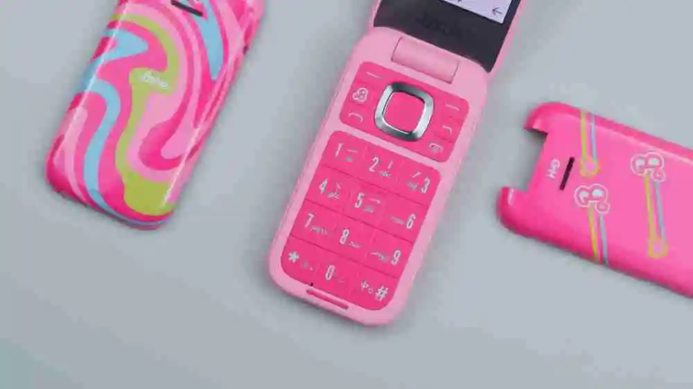 HMD芭比联名翻盖手机评测：有复古，还有点仪式感