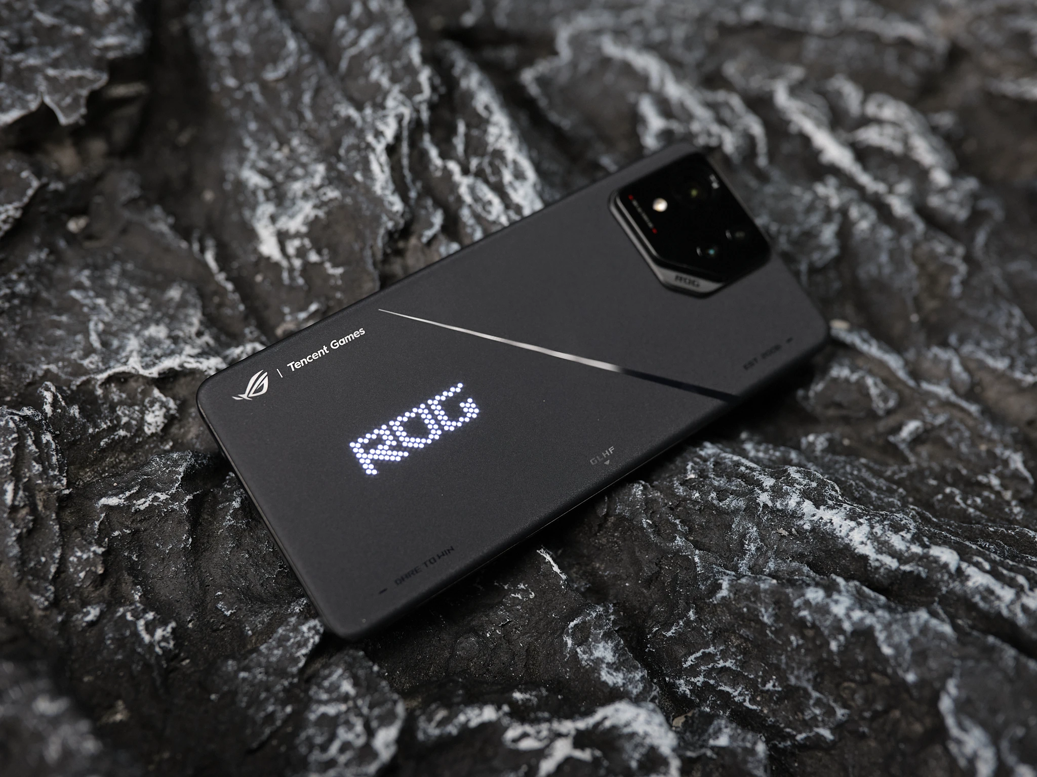 ROG 8 Pro首发评测：从偏科生进化成「六边形战士」