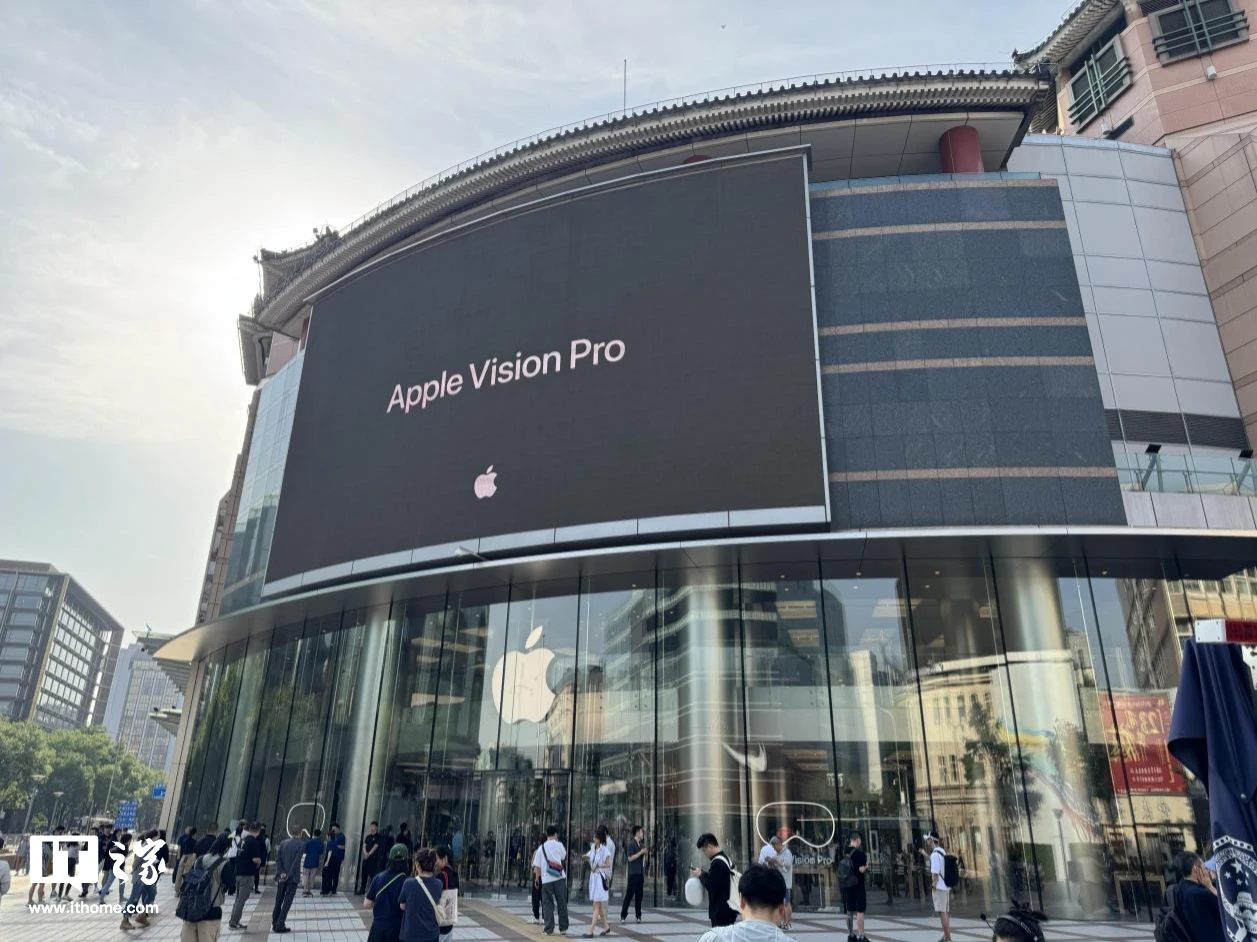 IT之家现场直击:国行苹果 Vision Pro 首销,顾客享一对一体验演示