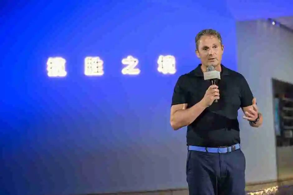 2025年款路虎揽胜上市，建议零售价141.2万元起