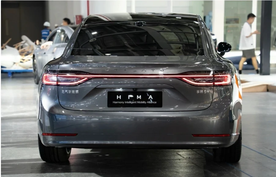 华为鸿蒙智行再添新彩，享界S9黑色与银灰色实车谍照曝光