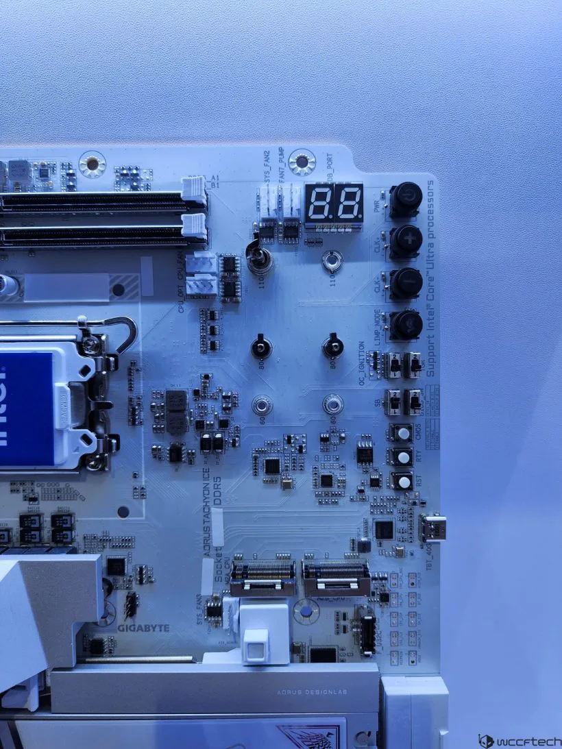 横置 CPU 插槽超频优化设计，技嘉展出下一代 Z AORUS TACHYON ICE 主板