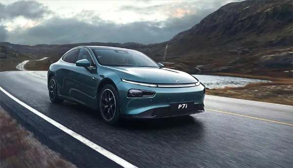 何小鹏与王凤英共同辟谣，否认辞职传闻