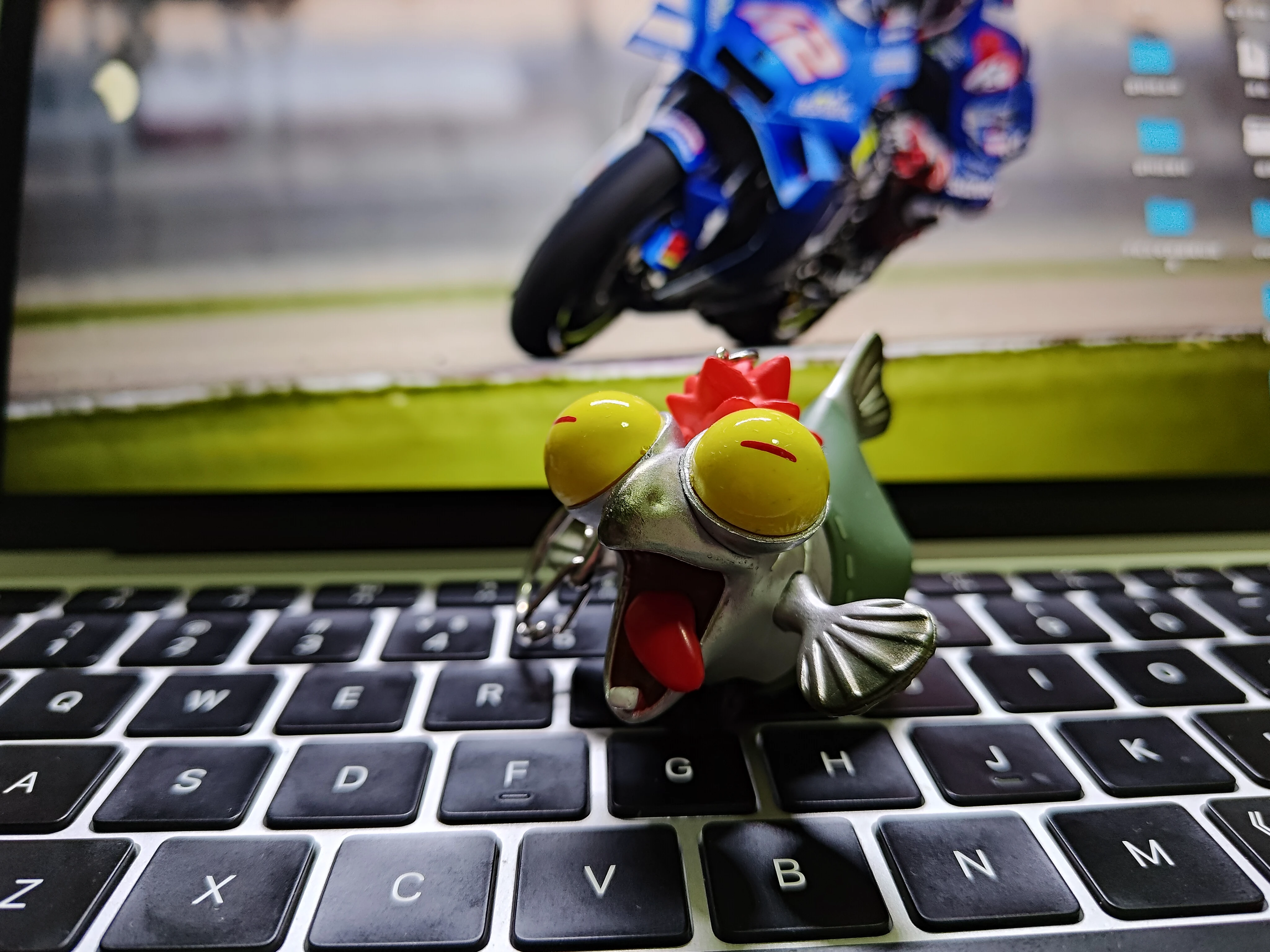 ROG 8 Pro首发评测：从偏科生进化成「六边形战士」