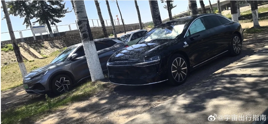 华为鸿蒙智行再添新彩，享界S9黑色与银灰色实车谍照曝光