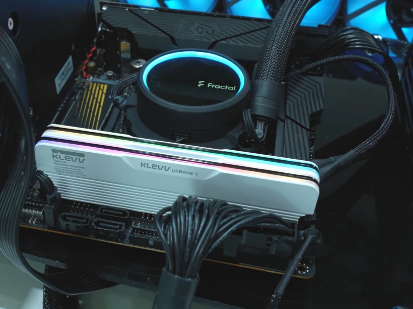 科赋展示多款白色马甲内存以及 PCIe Gen5 固态硬盘 GENUINE G560