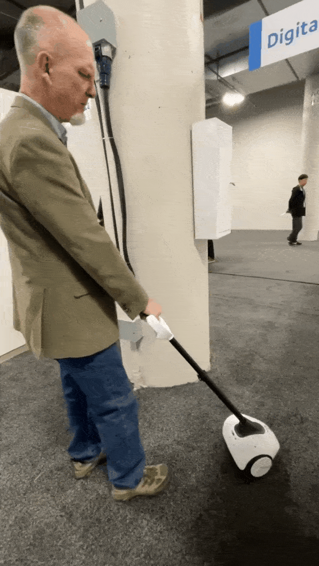 完蛋，CES 2024被机器人包围了