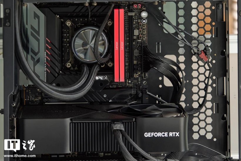 雷克沙战神之翼 ARES RGB DDR5 8000 内存图赏：炫彩白翼支持 RGB