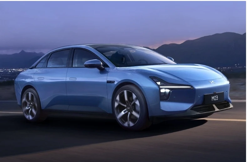 预计第三季度上市，小鹏MONA M03实车曝光：掀背造型 + T 字形尾灯抢眼