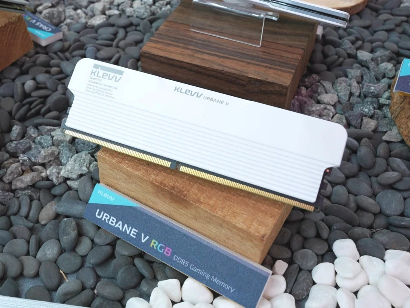 科赋展示多款白色马甲内存以及 PCIe Gen5 固态硬盘 GENUINE G560