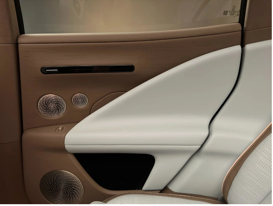 豪华感爆棚！阿维塔07内饰曝光，后排舒适度再升级