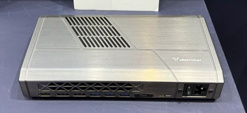 铭凡展示 R3GAF 外置显卡:最高 63 Gbps 传输、配 AMD RX 7600M XT GPU