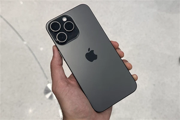 iPhone 15价格大跳水，618期间重回销量第一
