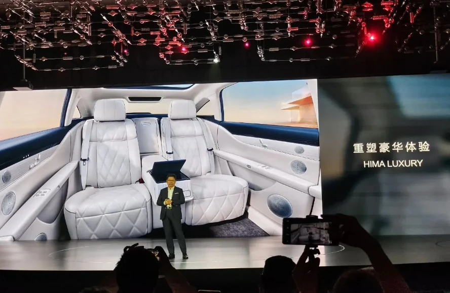 华为鸿蒙智行再添新彩，享界S9黑色与银灰色实车谍照曝光