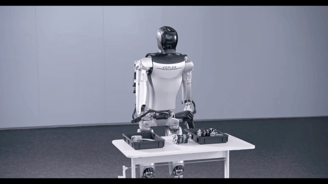 完蛋，CES 2024被机器人包围了