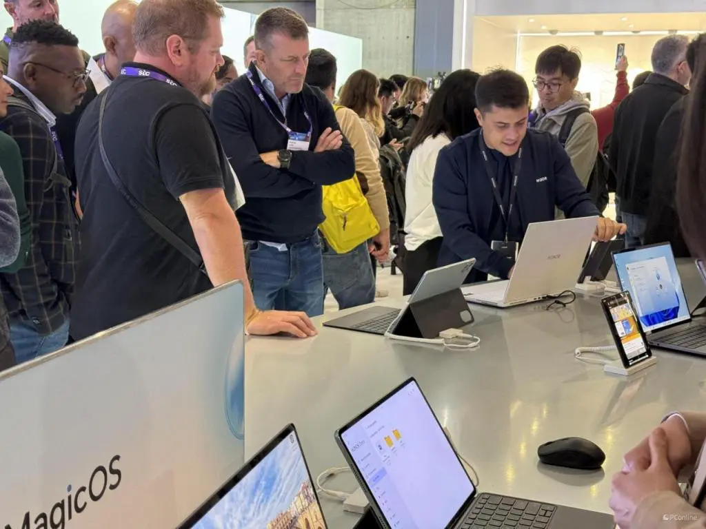  荣耀 MWC 2024 展区体验：开启 AI 终端时代 