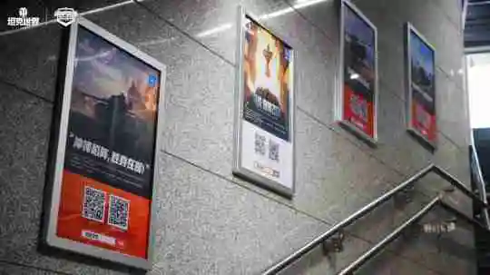 是电竞更是生活 WCI首日:解说品尝折耳根,小哥获全员签名,