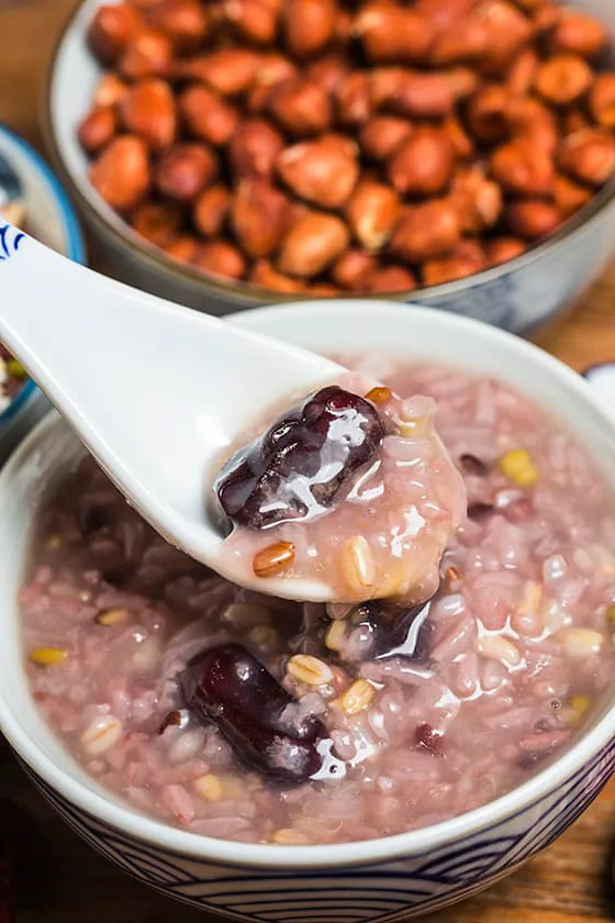 用勺子舀起一勺美味的八宝粥图片素材(JPG)一