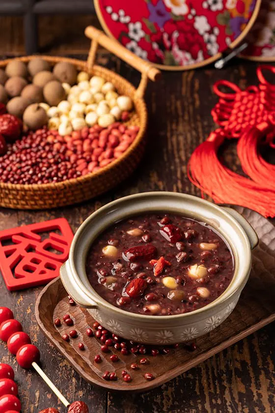 木桌上一锅美味可口的八宝粥图片素材(JPG)